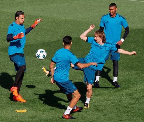 Bilder des Tages - SPORT Fußball, CL, Real Madrid Training Real Madrid players Keylor Navas (L), goalie Mohamed Airam Ramos (R) and Luka Modric (2R) attend the team s training session at Valdebebas facilities in Madrid, Spain, 16 October 2017. Real Madrid will face Tottenham Hotspur FC in a Champions League match on 17 October 2017. Real Madrid training session !ACHTUNG: NUR REDAKTIONELLE NUTZUNG!  Copyright: xVíctorxLerenax GRAF198 20171016-636437534459623662
