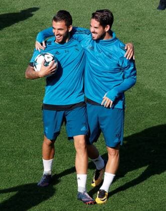 Fußball, CL, Real Madrid Training Real Madrid players Isco (R) and Daniel Ceballos (L) attend the team s training session at Valdebebas facilities in Madrid, Spain, 16 October 2017. Real Madrid will face Tottenham Hotspur FC in a Champions League match on 17 October 2017. Real Madrid training session !ACHTUNG: NUR REDAKTIONELLE NUTZUNG!  Copyright: xVíctorxLerenax GRAF153 20171016-636437535103435662