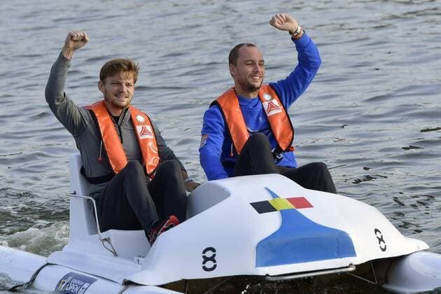 Bilder des Tages - SPORT ANTWERP, BELGIUM - OCTOBER 16 : David Goffin and Steve Darcis pictured during officiall launch of the European Open with the final of the European Pedalo Cup between Belgium and France (opponents in the Davis Cup final from 24 to 26 November) on October 16, 2017 in Antwerp, Belgium, 16 10 2017 TENNIS : Avant Finale Coupe Davis Belgique vs France - Anvers - 16 10 2017 PhotoNews Panoramic 