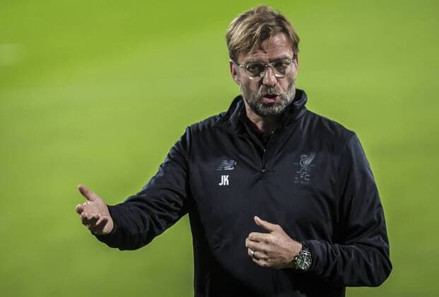 Bilder des Tages - SPORT 16th October 2017, Ljudski Vrt Stadium, Maribor, Slovenia; UEFA Champions League training, Maribor versus Liverpool; Head Coach Jurgen Klopp of Liverpool talks to his players during the training session  ActionPlus11940959