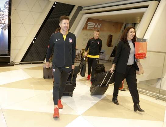 Llegada del Atletico al aeropuerto de Baku antes del partido de Champions League contra el Qarabag. En la imagen, Cholo Simeone. Atletico arrives at Baku airport before the Champions League against Qarabag. In this picture, Cholo Simeone. 