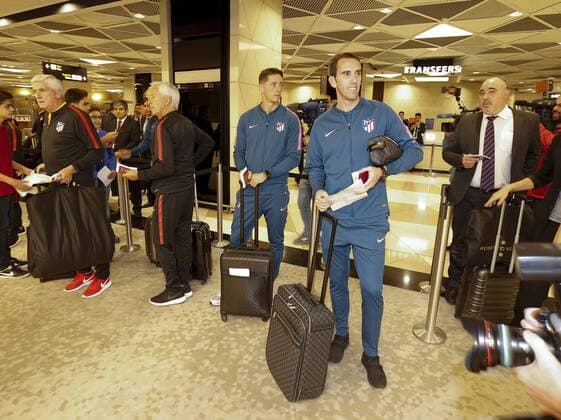 Llegada del Atletico al aeropuerto de Baku antes del partido de Champions League contra el Qarabag. En la imagen, Godin y Fernando Torres. Atletico arrives at Baku airport before the Champions League against Qarabag. In this picture, Godin and Fernando Torres. 