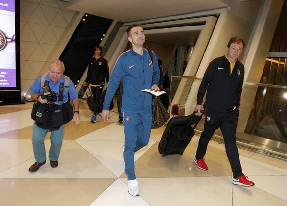 Llegada del Atletico al aeropuerto de Baku antes del partido de Champions League contra el Qarabag. En la imagen, Gabi y Vizcaino. Atletico arrives at Baku airport before the Champions League against Qarabag. In this picture, Gabi and Vizcaino. 