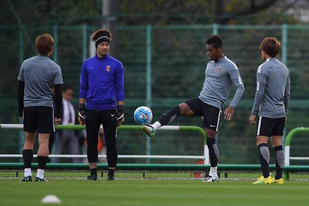 Players of Japan s Urawa Red Diamonds take part in a training session for the second semifinal match against China s Shanghai SIPG during the 2017 AFC Champions League in Urawa, Saitama, Japan, 17 October 2017. Urawa Red Diamonds in full preparation for AFC semifinal against Shanghai SIPG  20171017_30088