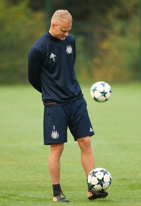 Anderlecht s Olivier Deschacht pictured in action during a training of Belgian soccer team RSC Anderlecht, Tuesday 17 October 2017 in Brussels. Tomorrow Anderlecht is playing a game in the group stage (Group B) of the UEFA Champions League competition against French PSG. VIRGINIExLEFOUR  x05184518x