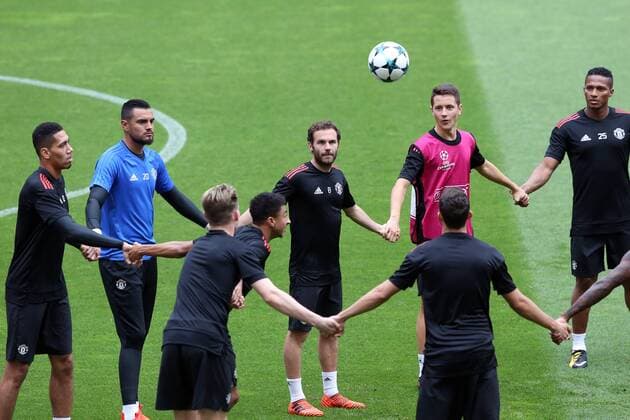 October 17, 2017 - Lisbon, Portugal - Manchester United ManU s team players attend a training session at the Luz stadium in Lisbon, Portugal on October 17, 2017, on the eve of the UEFA Champions League football match SL Benfica vs Manchester United. Photo: UEFA Champions League - Manchester United press conference PK Pressekonferenz and training - ZUMAf123 20171017_zap_f123_007 Copyright: xPedroxFiuzax