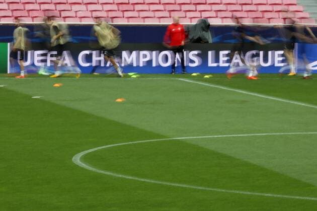 October 17, 2017 - Lisbon, Portugal - Manchester United ManU s team players attend a training session at the Luz stadium in Lisbon, Portugal on October 17, 2017, on the eve of the UEFA Champions League football match SL Benfica vs Manchester United. Manchester United Training and press conference PK Pressekonferenz  - ZUMAn230 20171017_zaa_n230_160 Copyright: xPedroxFiuzax