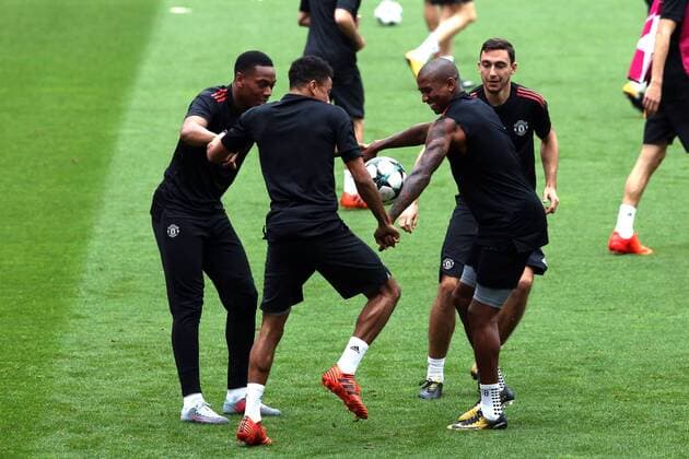 October 17, 2017 - Lisbon, Portugal - Manchester United ManU s team players attend a training session at the Luz stadium in Lisbon, Portugal on October 17, 2017, on the eve of the UEFA Champions League football match SL Benfica vs Manchester United. Manchester United Training and press conference PK Pressekonferenz  - ZUMAn230 20171017_zaa_n230_161 Copyright: xPedroxFiuzax