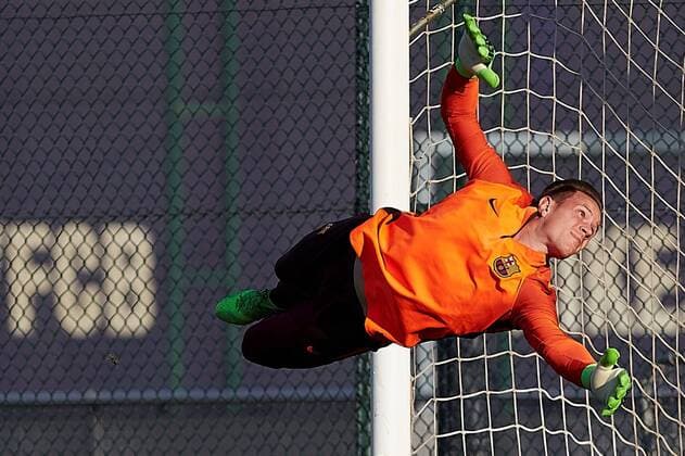 Bilder des Tages - SPORT FC Barcelona Barca s goalkeeper Marc Andre ter Stegen participates in a training session at Joan Gamper complex in Barcelona, Spain, 17 October 2017. FC Barcelona will face Olympiacos Piraeus at the UEFA Champions League Group D soccer match on 18 October 2017. FC Barcelona s training session in Sant Joan d Espi !ACHTUNG: NUR REDAKTIONELLE NUTZUNG!  Copyright: xAlejandroxGarcíax SJD002 20171017-636438674135077808