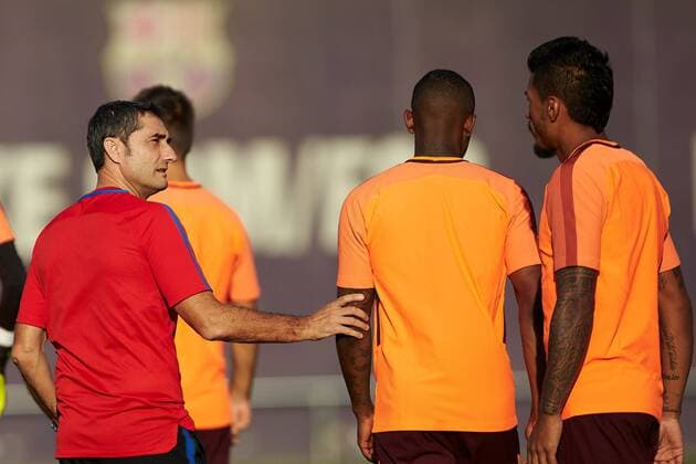 FC Barcelona Barca s coach Ernesto Valverde and players Nelson Semedo (C) and Paulinho Bezerra (R) participate in a training session at Joan Gamper complex in Barcelona, Spain, 17 October 2017. FC Barcelona will face Olympiacos Piraeus at the UEFA Champions League Group D soccer match on 18 October 2017. FC Barcelona s training session in Sant Joan d Espi !ACHTUNG: NUR REDAKTIONELLE NUTZUNG!  Copyright: xAlejandroxGarcíax SJD003 20171017-636438674745349808