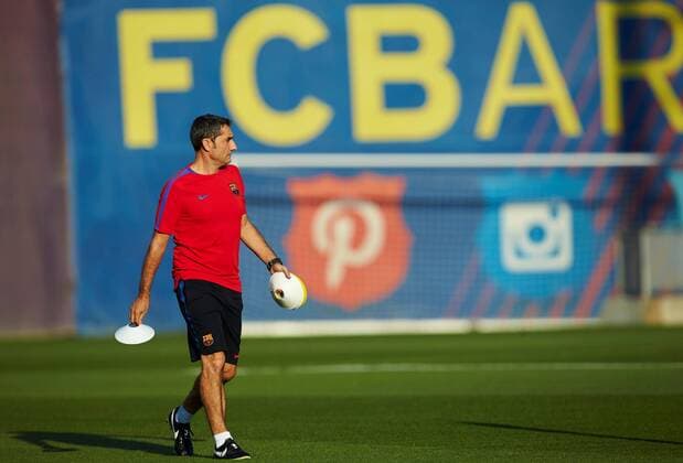 FC Barcelona Barca s coach Ernesto Valverde participates in a training session at Joan Gamper complex in Barcelona, Spain, 17 October 2017. FC Barcelona will face Olympiacos Piraeus at the UEFA Champions League Group D soccer match on 18 October 2017. FC Barcelona s training session in Sant Joan d Espi !ACHTUNG: NUR REDAKTIONELLE NUTZUNG!  Copyright: xAlejandroxGarcíax SJD005 20171017-636438675375121808