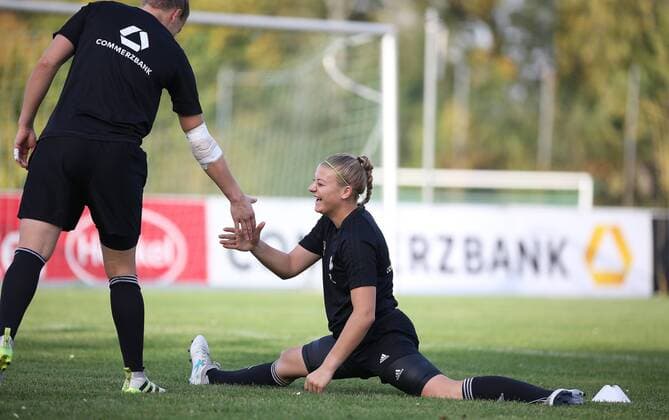 17 10 2017 xCEx Mainz Kastel KFV Stadium German Women national team DFB DFB Women Training before the World Cup Qualification match against Iceland Carina Schlueter laughs has Fun in Balancing act