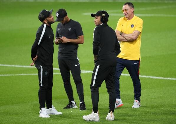 PSG s Dani Alves, PSG s Lucas and PSG s Neymar Jr pictured on the field of the stadium as French soccer team Paris Saint-Germain made his training in Paris earlier today, Tuesday 17 October 2017 in Brussels. Tomorrow PSG is playing a game in the group stage (Group B) of the UEFA Champions League competition against Belgian soccer team RSC Anderlecht. VIRGINIExLEFOUR  x05184811x