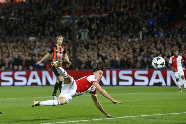 (L-R), Steven Berghuis of Feyenoord, Andriy Pyatov of FC Shakhtar Donesk during the UEFA Champions League group F match between Feyenoord Rotterdam and Shakhtar Donetsk at the Kuip on October 17, 2017 in Rotterdam, The Netherlands UEFA Champions League 2017 2018 xVIxVIxImagesx xJeroenxPutmansxIVx 9040029