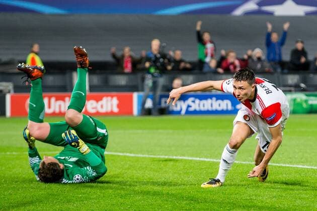 ROTTERDAM - Feyenoord - FC Shakhtar Donetsk , Voetbal , Seizoen 2017 2018 , Champions League , Feijenoord stadion de Kuip , 17-10-2017 , Feyenoord speler Steven Berghuis (r) scoort de 1-0 en passeert Shakhtar Donetsk speler Andriy Pyatov (l) Feyenoord - Shakhtar  x1763665x