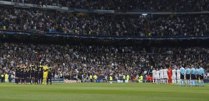 Tottenham s and Real Madrid s players observe a minute s silence for the victims of the fires in northern Spain during the UEFA Champions League match between Real Madrid and Tottenham at the Santiago Bernabeu stadium in Madrid, Spain, 17 October 2017. Real Madrid vs. Tottenham !ACHTUNG: NUR REDAKTIONELLE NUTZUNG!  Copyright: xBallesterosx CHA004 20171017-636438714654801191