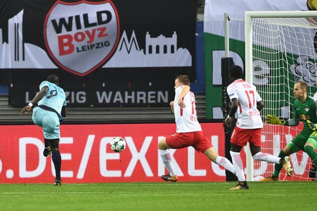 Football men Season 2017 2018 Champions League Group G 3 Matchday RB Leipzig FC Porto Vincent Aboubakar No 9 FC Porto reached against TW Peter Gulacsi No 32 RB Leipzig the goal to 1 1 17 10 2017 Copyright: xMatthiasxKochx