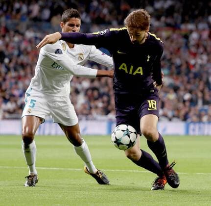 Tottenham s Spanish striker Fernando Llorente (R) and Real Madrid s French defender Rpahael Varane vie for the ball during the UEFA Champions League match between Real Madrid and Tottenham at the Santiago Bernabeu stadium in Madrid, Spain, 17 October 2017. Real Madrid vs. Tottenham !ACHTUNG: NUR REDAKTIONELLE NUTZUNG!  Copyright: xBallesterosx CHA005 20171017-636438715337769191