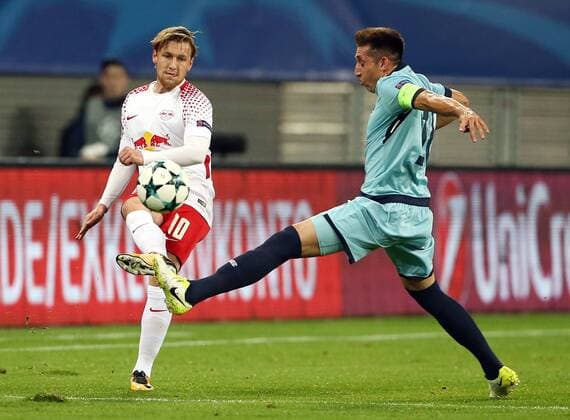 Emil Forsberg Hector Herrera Action shot Game scene duel Sports Football Football UEFA CL Champions League men Season 2017 2018 17 10 2017 RB Leipzig RBL vs FC Porto