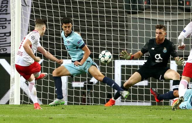 Marcel Sabitzer a shooting Ivan Marcano Goalkeeper Jose SA Action shot Game scene duel Sports Football Football UEFA CL Champions League men Season 2017 2018 17 10 2017 RB Leipzig RBL vs FC Porto