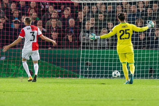 Bilder des Tages - SPORT ROTTERDAM - Feyenoord - FC Shakhtar Donetsk , Voetbal , Seizoen 2017 2018 , Champions League , Feijenoord stadion de Kuip , 17-10-2017 , Feyenoord speler Brad Jones (r) wordt omspeelt en krijgt 1-1 tegen Feyenoord - Shakhtar  x1763702x