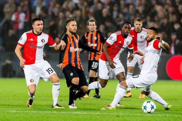 ROTTERDAM - Feyenoord - FC Shakhtar Donetsk , Voetbal , Seizoen 2017 2018 , Champions League , Feijenoord stadion de Kuip , 17-10-2017 , Feyenoord speler Steven Berghuis (l) Feyenoord speler Ridgeciano Haps (2e r) Feyenoord speler Tonny Vilhena (r) in duel met Shakhtar Donetsk speler Marlos (m) Feyenoord - Shakhtar  x1763704x