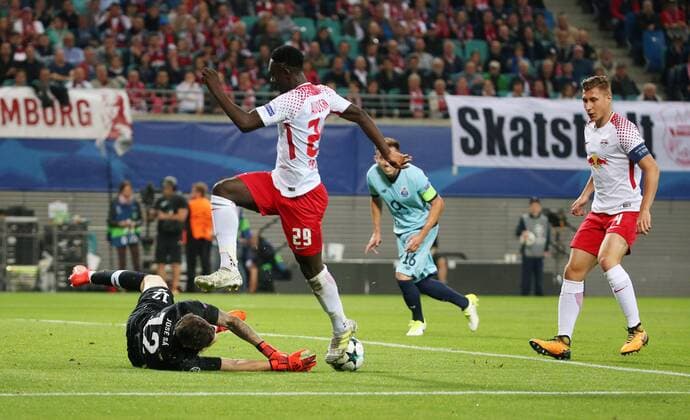 RB Leipzig Porto Football Champions League Leipzig 17 10 2017 Red Bull Arena Football UEFA Champions League Group G 3 Matchday RB Leipzig DEU vs FC Porto PRT The Scene before the Leipzig 1 0 in Picture v l Goalkeeper Jose SA 12 Porto Jean Kevin Augustin 29 RB Leipzig and Scorer Willi Orban 4 RB Leipzig