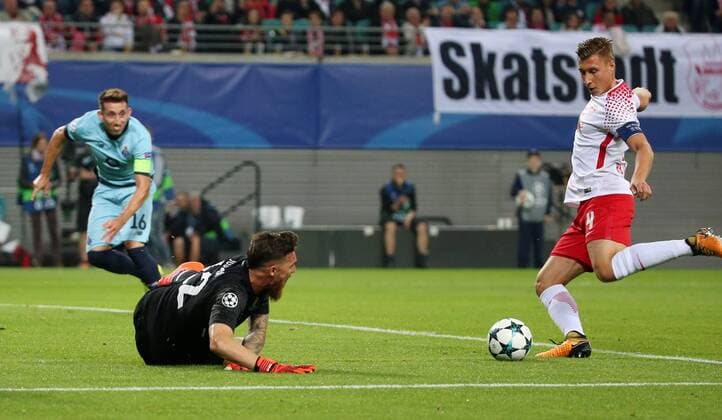 RB Leipzig Porto Football Champions League Leipzig 17 10 2017 Red Bull Arena Football UEFA Champions League Group G 3 Matchday RB Leipzig DEU vs FC Porto PRT goal for Leipzig in Picture v l Willi Orban r 4 RB Leipzig shoots from and fault against Goalkeeper Jose SA 12 Porto to 1 0
