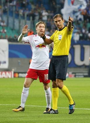 RB Leipzig Porto Football Champions League Leipzig 17 10 2017 Red Bull Arena Football UEFA Champions League Group G 3 Matchday RB Leipzig DEU vs FC Porto PRT in Picture v l Emil Forsberg 10 RB Leipzig and Referee Paolo Tagliavento
