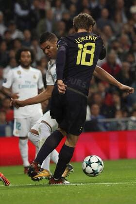 Tottenham s Spanish striker Fernando Llorente (R) and Real Madrid s Brazilian midfielder Carlos Henrique Casimiro vie for the ball during the UEFA Champions League match between Real Madrid and Tottenham at the Santiago Bernabeu stadium in Madrid, Spain, 17 October 2017. Real Madrid vs. Tottenham !ACHTUNG: NUR REDAKTIONELLE NUTZUNG!  Copyright: xKikoxHuescax CHA009 20171017-636438722117997191