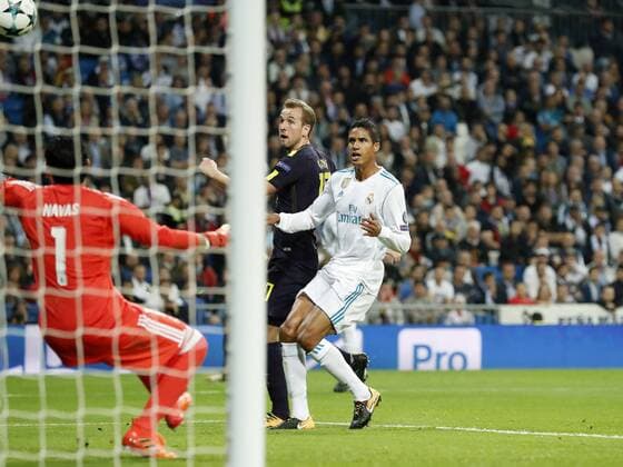(L-R) goalkeeper Keylor Navas of Real Madrid, Harry Kane of Tottenham Hotspur FC, Raphael Varane of Real Madrid 0-1 during the UEFA Champions League group H match between Real Madrid and Tottenham Hotspur on October 17, 2017 at the Santiago Bernabeu stadium in Madrid, Spain. UEFA Champions League 2017 2018 xVIxVIxImagesx xMauricexvanxSteenxIVx 9040545