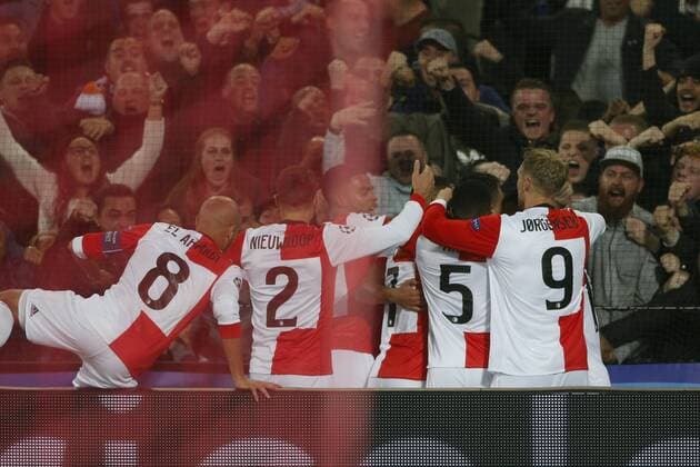 Steven Berghuis of Feyenoord (C) during the UEFA Champions League group F match between Feyenoord Rotterdam and Shakhtar Donetsk at the Kuip on October 17, 2017 in Rotterdam, The Netherlands UEFA Champions League 2017 2018 xVIxVIxImagesx xJeroenxPutmansxIVx 9040551