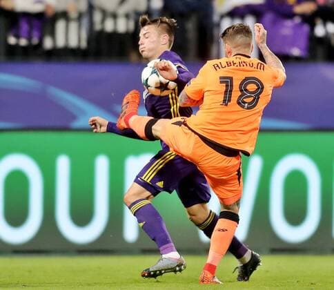 SOCCER - CL, Maribor vs Liverpool MARIBOR,SLOVENIA,17.OCT.17 - SOCCER - UEFA Champions League, group stage, NK Maribor vs Liverpool FC. Image shows Martin Kramaric (Maribor) and Alberto Moreno (Liverpool). GEPAxpictures xM.xOberlaender