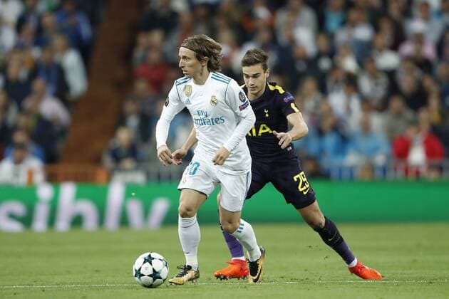 (L-R) Luka Modric of Real Madrid, Harry Winks of Tottenham Hotspur FC during the UEFA Champions League group H match between Real Madrid and Tottenham Hotspur on October 17, 2017 at the Santiago Bernabeu stadium in Madrid, Spain. UEFA Champions League 2017 2018 xVIxVIxImagesx xMauricexvanxSteenxIVx 9040559