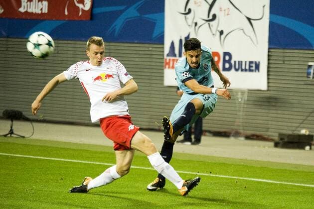 UEFA Champions League 2017 2018 Group stage 3 Matchday RB Leipzig vs FC Porto Alex Telles right Porto flankt before Lukas Klostermann RBL Leipzig Saxony Germany