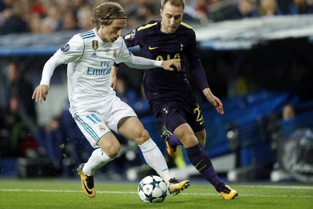 (L-R) Luka Modric of Real Madrid, Christian Eriksen of Tottenham Hotspur FC during the UEFA Champions League group H match between Real Madrid and Tottenham Hotspur on October 17, 2017 at the Santiago Bernabeu stadium in Madrid, Spain. UEFA Champions League 2017 2018 xVIxVIxImagesx xMauricexvanxSteenxIVx 9040594