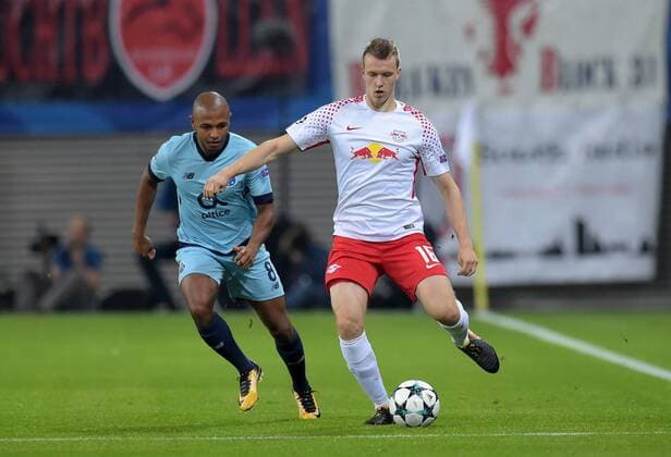 Yacine Brahimi Porto 8 against Lukas Klostermann RB 16 the Game Lawn ball sport Leipzig RB vs FC Porto Football UEFA Champions League Group stage 17 10 2017 Leipzig Copyright: xModla Eibner-Pressefotox ep_cma
