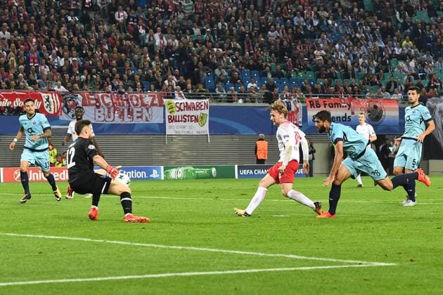 Football men Season 2017 2018 Champions League Group G 3 Matchday RB Leipzig FC Porto Emil Forsberg No 10 RB Leipzig reached against TW Jose SA No 12 FC Porto the goal to 2 1 17 10 2017 Copyright: xMatthiasxKochx
