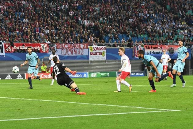 Football men Season 2017 2018 Champions League Group G 3 Matchday RB Leipzig FC Porto Emil Forsberg No 10 RB Leipzig reached against TW Jose SA No 12 FC Porto the goal to 2 1 17 10 2017 Copyright: xMatthiasxKochx