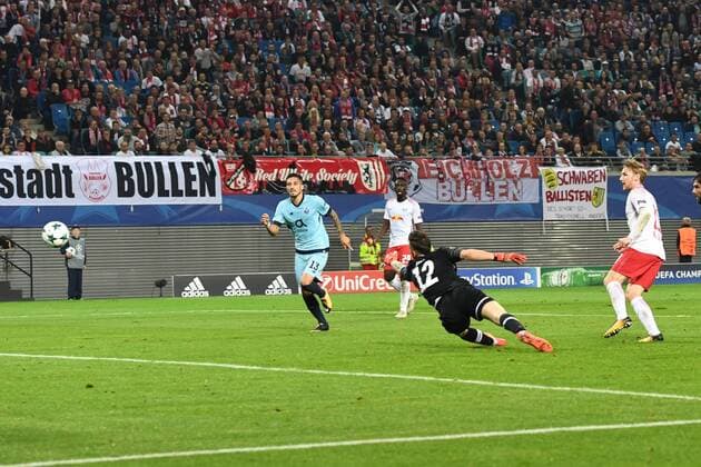 Football men Season 2017 2018 Champions League Group G 3 Matchday RB Leipzig FC Porto Emil Forsberg No 10 RB Leipzig reached against TW Jose SA No 12 FC Porto the goal to 2 1 17 10 2017 Copyright: xMatthiasxKochx