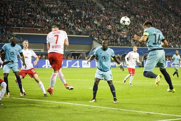 UEFA Champions League 2017 2018 Group stage 3 Matchday RB Leipzig vs FC Porto Hector Herrera Porto right köpft to 2 3 Supply for Porto Leipzig Saxony Germany