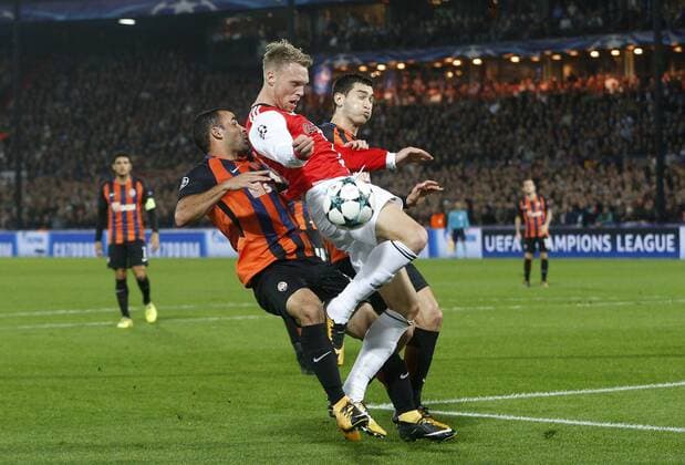 (L-R), Isamily of FC Shakhtar Donesk, Nicolai Jorgensen of Feyenoord, Ivan Ordets of FC Shakhtar Donesk during the UEFA Champions League group F match between Feyenoord Rotterdam and Shakhtar Donetsk at the Kuip on October 17, 2017 in Rotterdam, The Netherlands UEFA Champions League 2017 2018 xVIxVIxImagesx xJeroenxPutmansxIVx 9040742