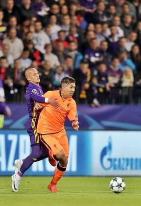 SOCCER - CL, Maribor vs Liverpool MARIBOR,SLOVENIA,17.OCT.17 - SOCCER - UEFA Champions League, group stage, NK Maribor vs Liverpool FC. Image shows Valon Ahmedi (Maribor) and Roberto Firmino (Liverpool). GEPAxpictures xM.xOberlaender