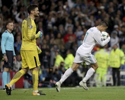 Tottenham s French goalkeeper Hugo Lloris and Real Madrid s Portuguese striker Cristiano Ronaldo (R) vie for the ball during the UEFA Champions League match between Real Madrid and Tottenham at the Santiago Bernabeu stadium in Madrid, Spain, 17 October 2017. Real Madrid vs. Tottenham !ACHTUNG: NUR REDAKTIONELLE NUTZUNG!  Copyright: xBallesterosx CHA015 20171017-636438735034049191