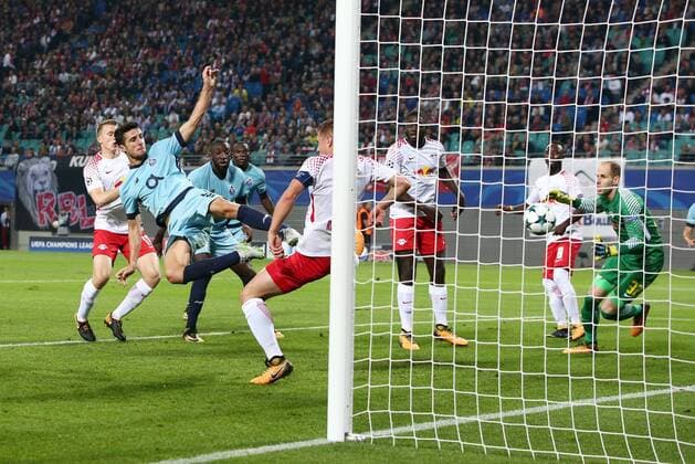 Ivan Marcano Torschuß goal to 2 3 Willi Orban Naby Deco Keita Goalkeeper Peter Gulacsi Action shot Game scene duel Sports Football Football UEFA CL Champions League men Season 2017 2018 17 10 2017 RB Leipzig RBL vs FC Porto