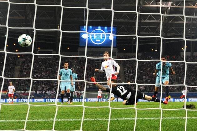 Football men Season 2017 2018 Champions League Group G 3 Matchday RB Leipzig FC Porto Emil Forsberg No 10 RB Leipzig reached against TW Jose SA No 12 FC Porto the goal to 2 1 17 10 2017 Copyright: xMatthiasxKochx