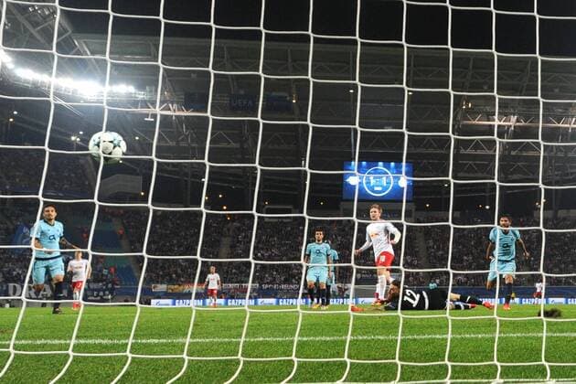 Football men Season 2017 2018 Champions League Group G 3 Matchday RB Leipzig FC Porto Emil Forsberg No 10 RB Leipzig reached against TW Jose SA No 12 FC Porto the goal to 2 1 17 10 2017 Copyright: xMatthiasxKochx