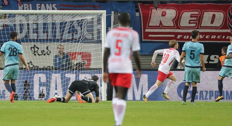 RB Leipzig Porto Football Champions League Leipzig 17 10 2017 Red Bull Arena Football UEFA Champions League Group G 3 Matchday Lawn ball sport Leipzig vs FC Porto in Picture goal for RB Leipzig Emil Forsberg 10 RB Leipzig reached the Results to 2 1