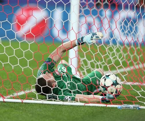 Bilder des Tages - SPORT Match of the group stage of the Champions League between FC Spartak (Moscow, Russia) and FC Sevilla (Seville, Spain). Goa team FC Sevilla. ¹57 Aleksandr Selikhov 