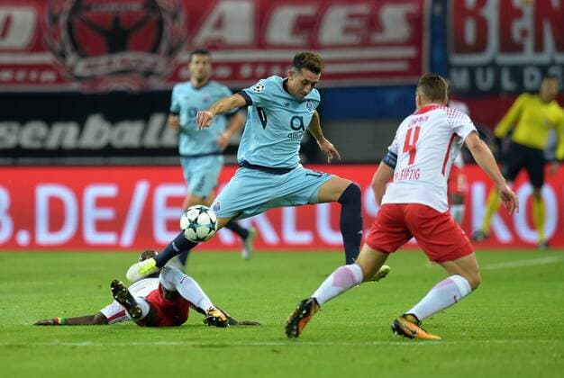 Hector Herrera Porto 16 against Naby Keita RB 8 the Game Lawn ball sport Leipzig RB vs FC Porto Football UEFA Champions League Group stage 17 10 2017 Leipzig Copyright: xModla Eibner-Pressefotox ep_cma